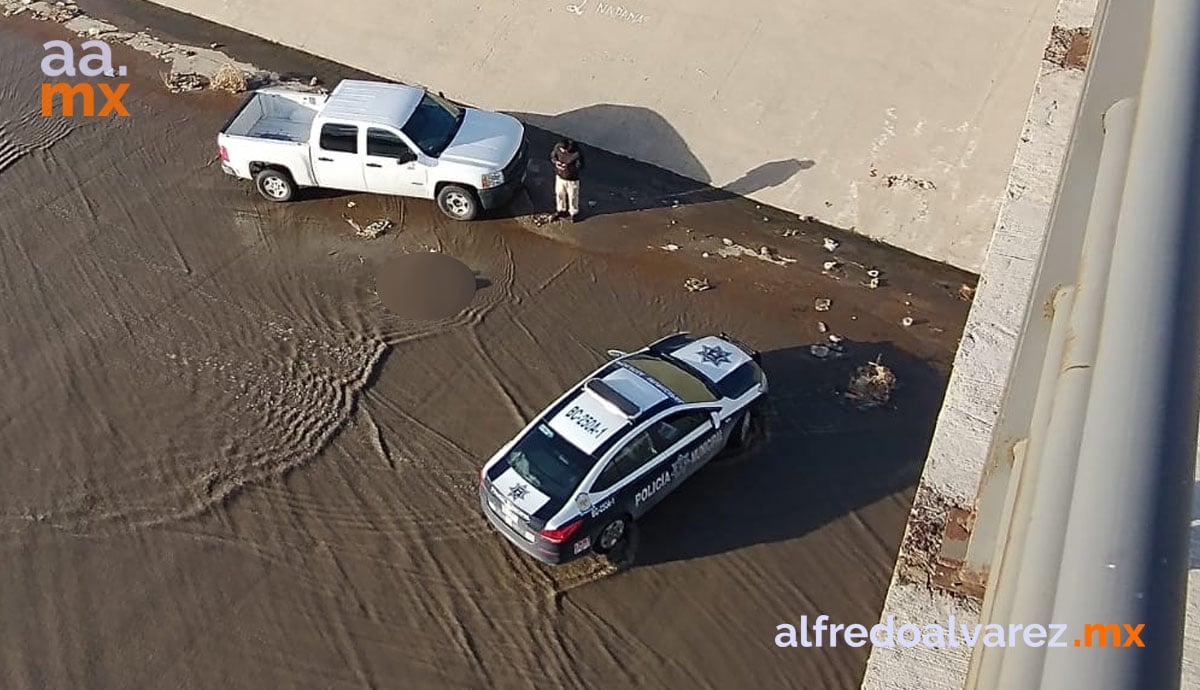 Hallan cadáver de mujer flotando en canalización del Río Policiaca