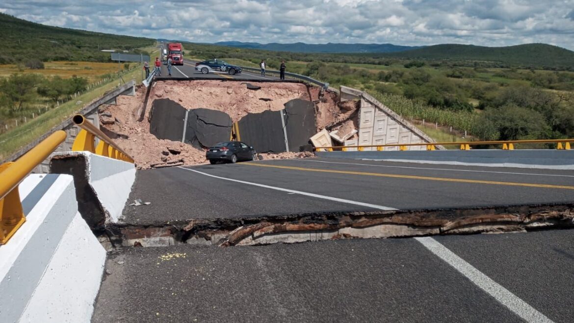 Colapsa puente de super carretera en San Luis Potosí Nacional