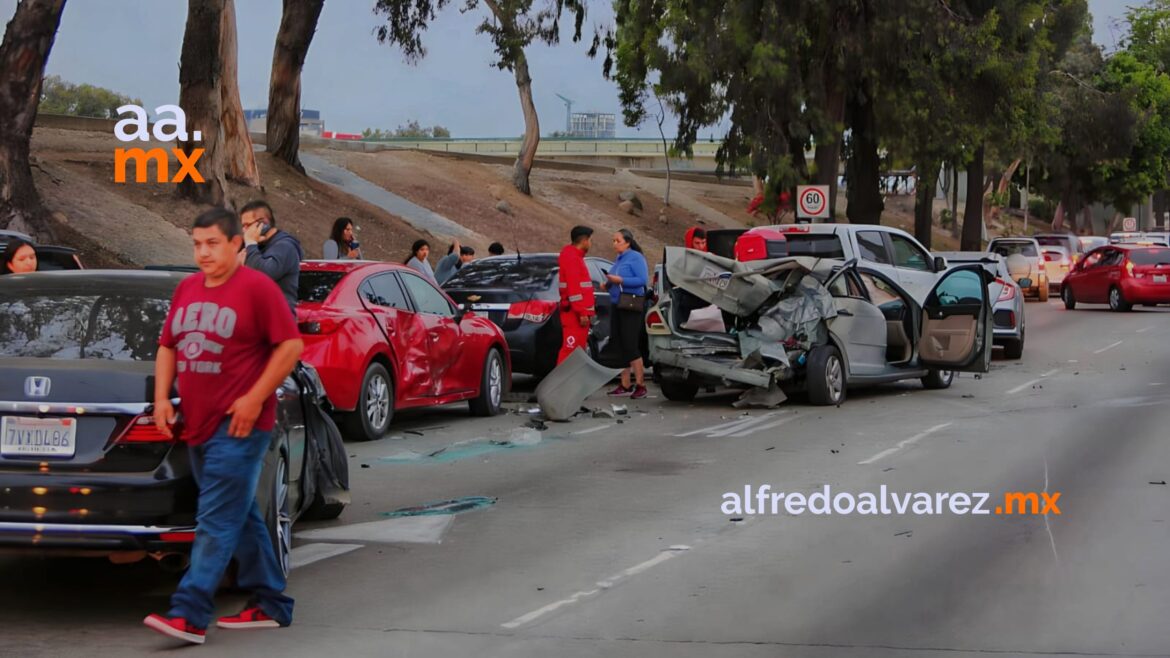 Auto provoca fuerte choque múltiple en la Ready Lane Alfredo Alvarez