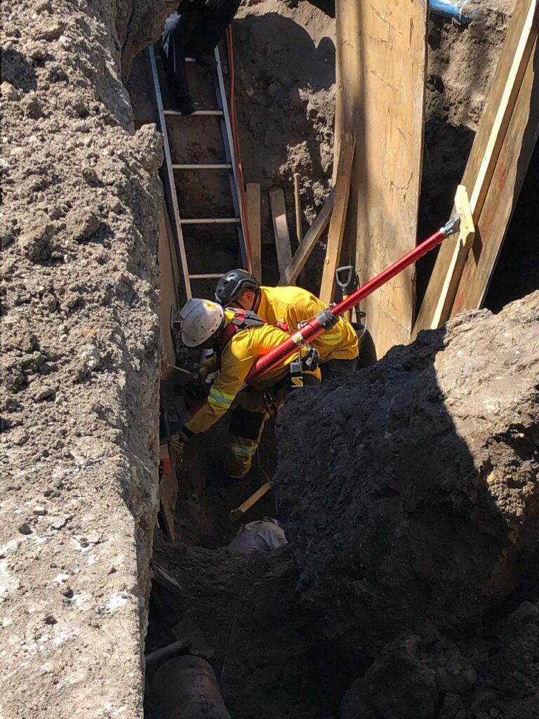 Bomberos rescatan a hombre atrapado bajo tierra