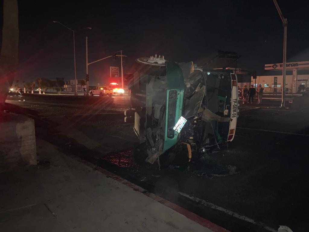 Choca pipa y se incendia en Rosarito