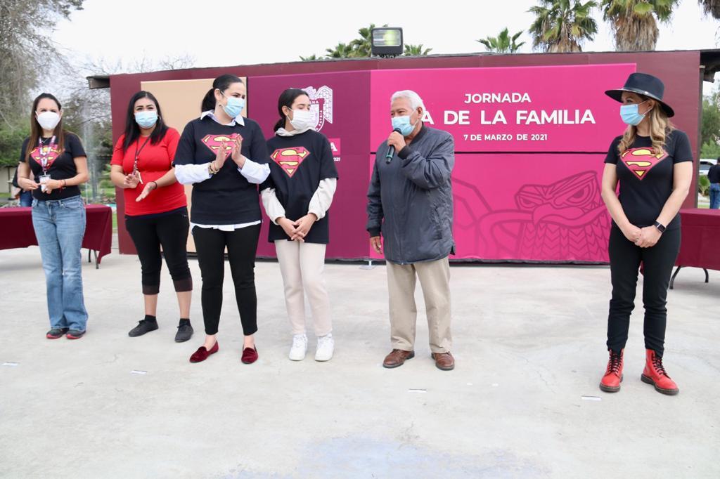 CONVIVE KARLA RUIZ CON FAMILIAS EN PARQUE MORELOS