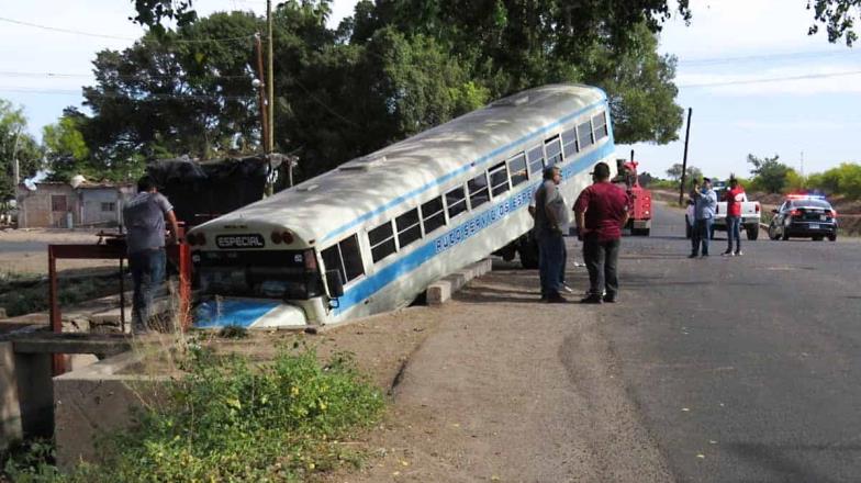 CAE CAMIóN DE TRANSPORTE DE PERSONAL A CANAL DE RIEGO