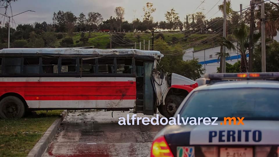 Camionazo de transporte de personal deja 15 heridos