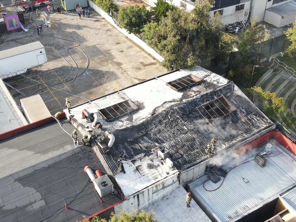 Incendio en Coko Bongo moviliza siete estaciones de Bomberos