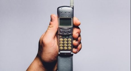 Empresa ofrece $1,000 dólares por usar un teléfono plegable por una semana