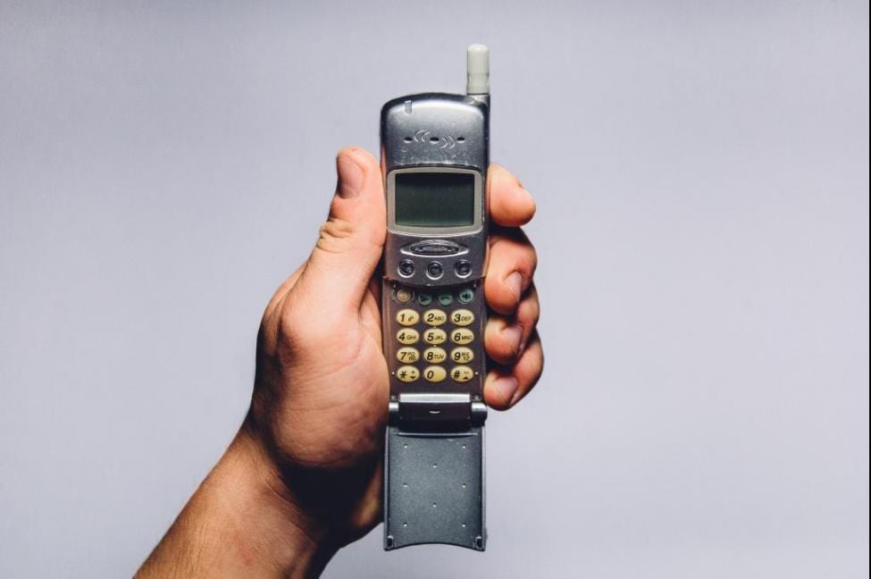Compaa ofrece 1000 por usar un telfono plegable durante una semana