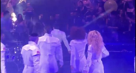 [VIDEO] Gloria Trevi escupe agua a Aurelio Nuño y otros asistentes en concierto