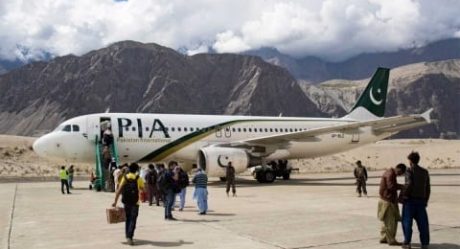 Pasajero confunde salida de emergencia con puerta de baño en pleno avión