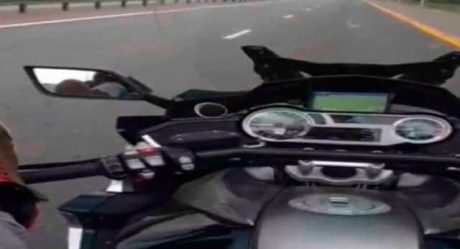 [VIDEO] Hombre conduce motocicleta con los pies y muere