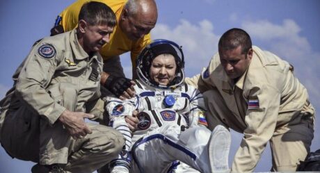 Regresan a tierra 3 astronautas de Rusia, Canadá y EEUU