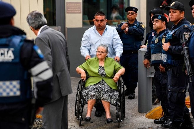 María Consuelo Loera abandona la embajada de los Estados Unidos en la Ciudad de México, donde llegó a solicitar una visa para visitar a su hijo. Foto: AFP