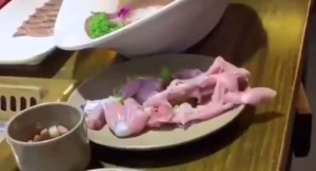 VIDEO: Pollo ‘revive’ en plato de comensal y escapa del plato