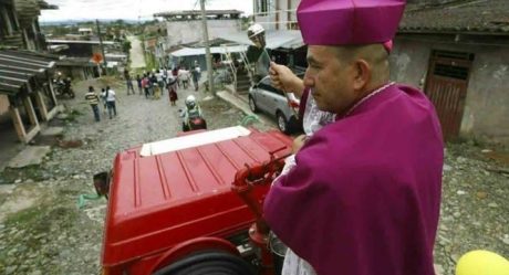 Obispo planea exorcizar ciudad completa desde un helicóptero