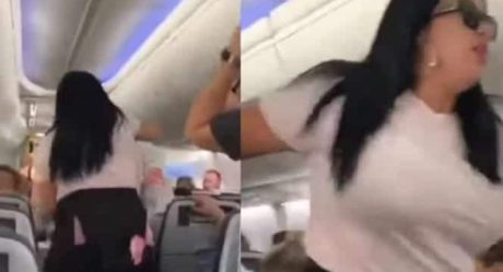 VIDEO: Mujer celosa golpea a su novio en pleno vuelo por ver a otra chica