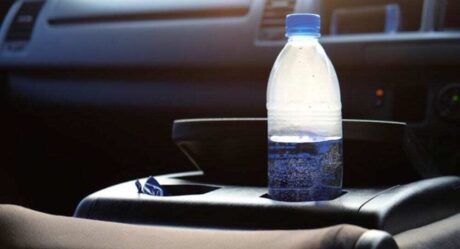 ¿Por qué nunca debes dejar botellas con agua en el vehículo?