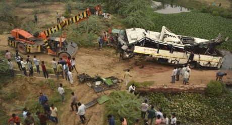 Autobús cae desde puente; contabilizan 29 muertos