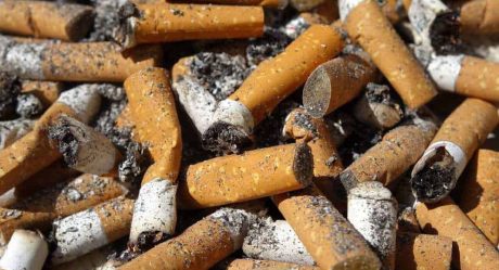 ¿Fumas? Las colillas de cigarro contaminan más que los popotes