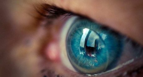 Crean lentes de contacto que hacen 'zoom' al parpadear dos veces