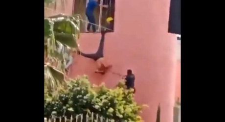 VIDEO: Ladrón queda colgado y lo usan de piñata