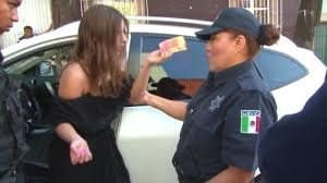 Lady 100 pesos intenta sobornar policia