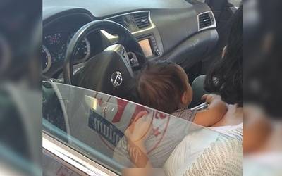 Bebé encerrado en auto bajo intenso calor