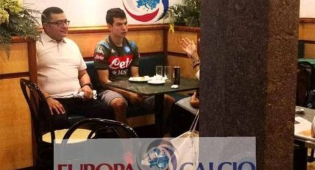 Con playera del Napoli, Hirving Lozano pasa exámenes médicos