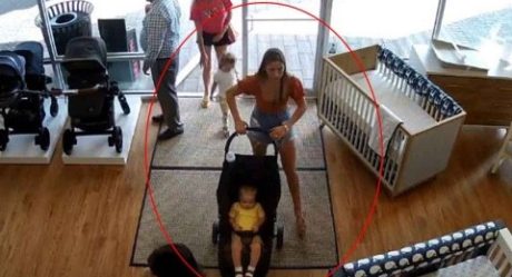 [VIDEO] Mujer roba carriola pero olvida a su hijo en la tienda