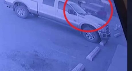 [VIDEO] Hombre asalta una tienda y al salir le roban su camioneta: Karma instantáneo
