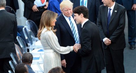 Sugestivo beso de Melania a Justin Trudeau frente a Trump