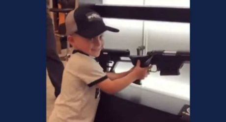 Difunden video de niño de 4 años experto en uso de armas en EU