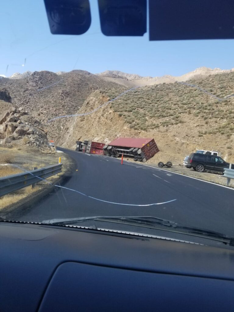 Volcadura De Tráiler En La Rumorosa