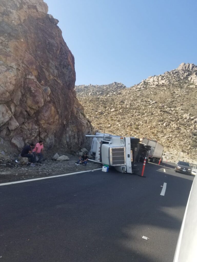 Volcadura De Tráiler En La Rumorosa | Alfredo Alvarez Noticias