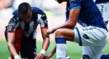 Brutal encontronazo deja grave a futbolista de Rayados