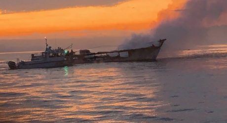 Incendio en barco deja al menos 25 muertos y 9 desaparecidos