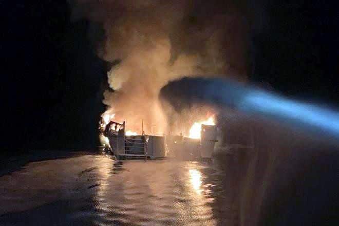 Barco incendiado en California