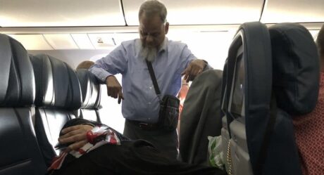 Hombre se para 6 horas durante vuelo para que su esposa duerma