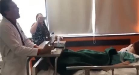 VIDEO: Médico del IMSS le canta a un pequeño internado