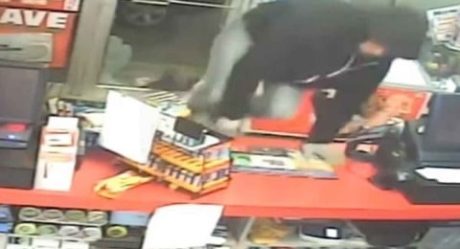 [VIDEO] Ladrón rompe puerta que estaba abierta para asaltar