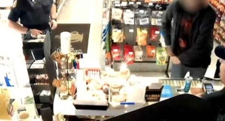 [VIDEO] Intenta pagar con tarjeta bancaria robada y policía lo descubre