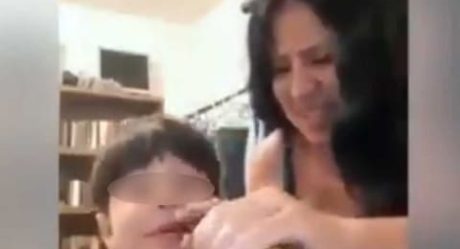 Madre bebe cerveza y fuma con su hijo en video