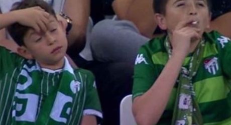 Causa revuelo un “Niño” fumando durante partido de fútbol; Te sorprenderá