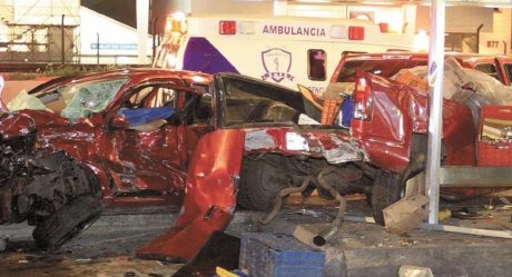 Peatón titubea al cruzar vialidad y provoca choque con 2 muertos