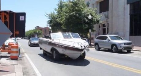Sujeto convierte un bote y un SUV en un llamativo “autobote”