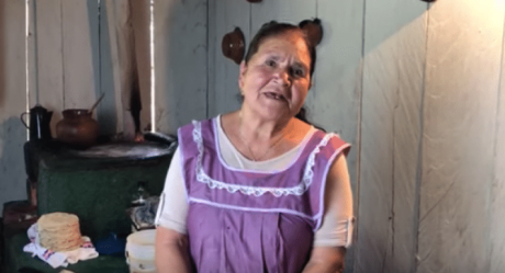 VIDEO: Abuelita michoacana te enseña a cocinar con tutoriales en youtube