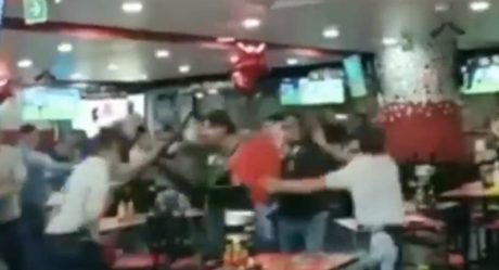 VIDEO: Batalla campal por comensales que no pagan cuenta