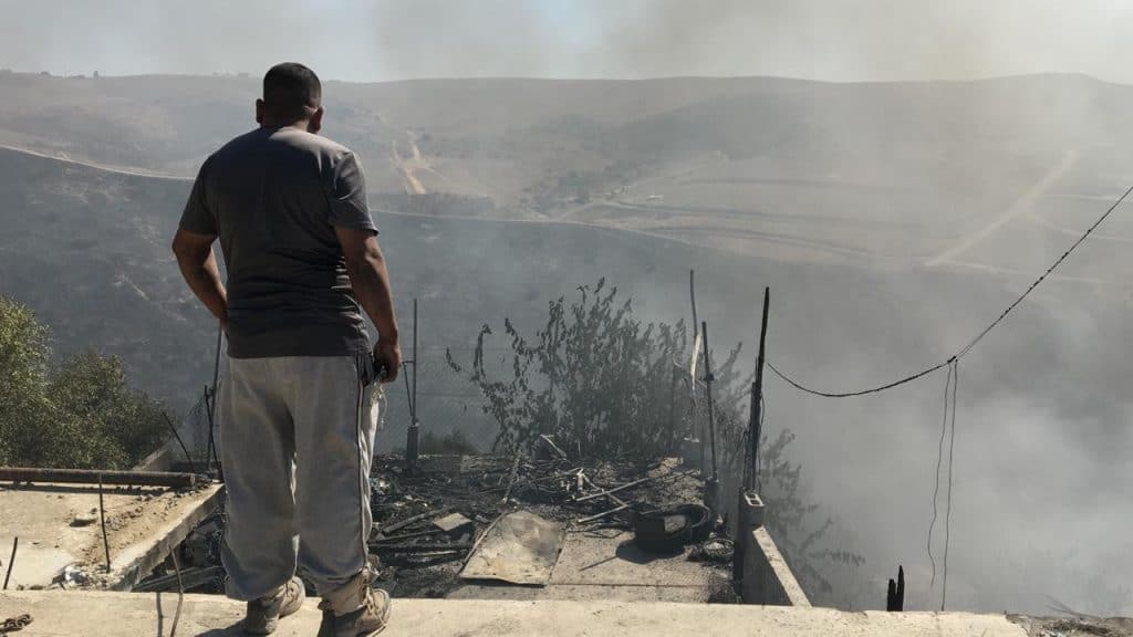 Incendio alcanza casas y autos