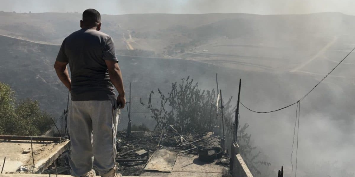 Incendio alcanza casas y autos