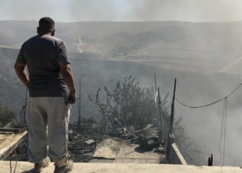 Incendio alcanza casas y autos