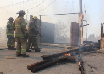 Incendio en casa cercana en ductos de pemex